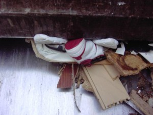 Müll1011 058.jpg (76.43 KiB) 8774 mal betrachtet Zwei Turnschuhe übereinander unter dem Pressschild sind gerade mal noch ein bis zwei Zentimeter "hoch"! Auch der robuste Basketballstiefel verbiegt sich unter dem brutalen Druck.