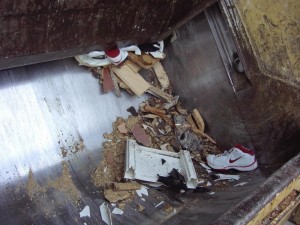 Müll1011 060.jpg (146.2 KiB) 8373 mal betrachtet Eigentlich schon wieder Platz für ein Sofa, Stühle oder Schrankteile.