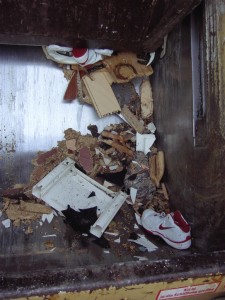 Müll1011 061.jpg (282.86 KiB) 8373 mal betrachtet ... und der Sohn der Anwohnerin, welche die Turnschuhe zum Sperrmüll geworfen hat, ahnt nicht, dass gerade seine Turnis in den Müll gepresst werden!