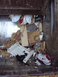 Müll1011 062.jpg (301.12 KiB) 8400 mal betrachtet Die Orangenen Engel wollten nochmal "durchpressen", damit der Bauch ihres Müllautos mehr Dreck laden kann, bevor neues Gerümpel geladen wird.