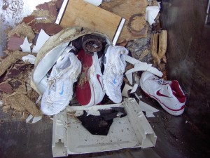 Müll1011 064.jpg (155.48 KiB) 8373 mal betrachtet Der gepresste Dreck fing an, in die Müllschüttung zurück zu rutschen.