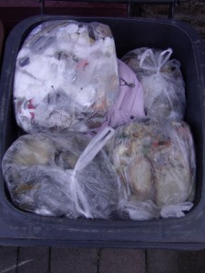 Müll0212 017.jpg (278.92 KiB) 5858 mal betrachtet Auch vor dieser süßen kuschelweichen rosa Girly-Jacke machen siffige Küchenmüllbeutel keinen Halt!