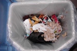 Müll0212 025.jpg (365.67 KiB) 5855 mal betrachtet Und schon wieder neuer Küchendreck auf Anjas Stiefeletten im Küchenmülleimer.