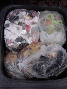 Müll0212 031.jpg (319.39 KiB) 5867 mal betrachtet Die rosa Girly-Jacke war schon so gut wie "vergessen" und nun wurden die Blicke auf Anjas vermüllte Stiefeletten gelenkt.