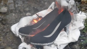 03.jpg (784.87 KiB) 8448 mal betrachtet Jetzt legen sie nochmal eine heiße Sohle hin.