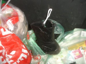 DSC08381_small.jpg (263.81 KiB) 8429 mal betrachtet schön versifft im grünen Beutel. Nass vom Inhalt. Kunstlederdinger in Gr. 39