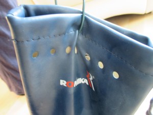 Dann steckte ich den Draht quer durch den Gummistiefel und zog daran. Ich konnte ganz schön kräftig daran ziehen. Dann zog ich mal ruckartig und es machte ratsch. Echt geil!!!