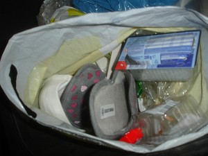 DSC08396_s.jpg (261.86 KiB) 7898 mal betrachtet Hausschlappen in Gr. 38 in einer kleinen 80L-Tonne + weißer BH