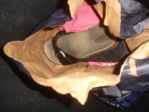 DSC08401_s.jpg (213.97 KiB) 7902 mal betrachtet Also die kleinen Tonnen sind weitaus spannender, als die ganz großen. Eine zusammengeknüllte Papiertüte direkt unterm Deckel. Einmal geöffnet erscheinen ausgelatschte Schlappen *gg*