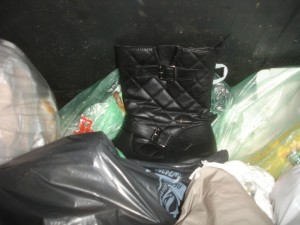 DSC08402_s.jpg (227.92 KiB) 7902 mal betrachtet Und da sind sie, die Stiefel von neulich, von einer Mülltüte niedergedrückt, haben sie nachgegeben und liegen flach gewölbt auf der grünen Tüte auf *g*