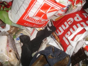 DSC08404_s.jpg (318.14 KiB) 7898 mal betrachtet Die Socken und Schlappen vom Nachbarn ;) Keine Löcher, aber dennoch im Müll.