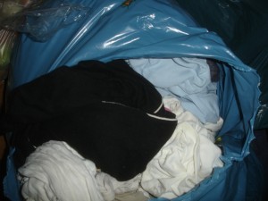 DSC08407_s.jpg (211.71 KiB) 8269 mal betrachtet Andere Tonne, anderer Fundus: zwei volle Säcke Altkleider einer sehr alten Dame
