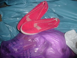 DSC08408_s.jpg (245.45 KiB) 7902 mal betrachtet Und siehe da: in einer gesonderten ganz kleinen Tüte finden sich komplett neue, kaum getragene Slipper von Graceland. Sie waren für die MVA bestimmt, doch das kann ich nicht zulassen :P