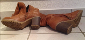 ein bisschen später liegen die Stiefel nur noch achtlos in einer Ecke am Boden...
