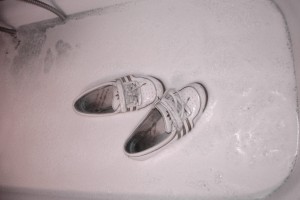 Quitscheente ist out; - jetzt nehme ich geile Sneakers und solche süßen Schuhe mit in die Badewanne!