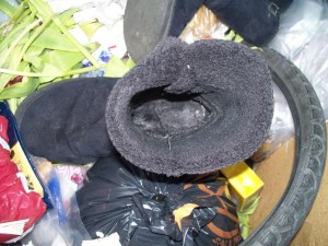 Da steckten noch bis vor kurzem zarte Mädelsfüße drin und die hinterließen eine immer noch deutlich wahrnehmbare &quot;Duftnote&quot;. Außen stinken die Stiefel allerdings schon nach Hausmüll.
