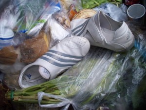 Was für geile getragene Sneakers! Anja fand das später auch und die hat sie sich schon geschnappt. Also bis zur &quot;Wiedervorlage&quot; in unserer Mülltonne; - wann auch immer ... !
