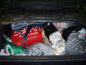 Stiefeletten, Rucksack und Mülltüte habe ich dann mit voller Kraft nach hinten in den Müllcontainer gepresst.