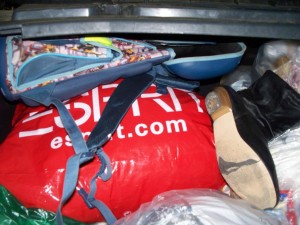 Den Rucksack habe ich platt gemacht und so passte der noch unter den Containerdeckel.