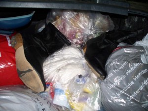 Auch die Müll-Stiefeletten blockierten nicht mehr den weiteren Einwurf von Hausmüll in diesen Restmüllcontainer.