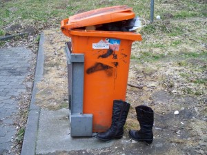 Müll0312 194.jpg (175.38 KiB) 11362 mal betrachtet Warum die Stiefel es wohl nicht mehr bis zur heimischen Mülltonne "geschafft" haben?