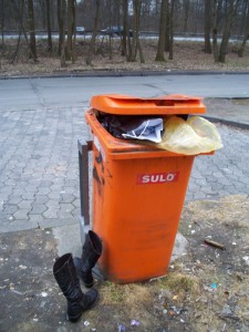 Müll0312 195.jpg (234.01 KiB) 11362 mal betrachtet Wie oft rast man an solchen Rastplatzen vorbei und ahnt nicht, was für geile Sachen da liegen: Alte sexy Frauenschuhe, zerfledderte Pornohefte, verfickte Höschen, zerrissene Nylons, Jacken, dann noch illegal abgestellter Sperrmüll, Bauschutt und - beinahe hätte ich es vergessen: Leere Essensbehältnisse und Getränkegebinde, gebrauchte Hygieneartikel, die unvermeidlichen Zigarettenkippen und manchmal liegt sogar kaputtes Spielzeug neben benutzten Tampons, Spitzentangas und gebrauchten Kondomen. Autobahnrastplatzabfälle sind schon eine skurrile Mischung!