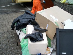 Müll0312 002.jpg (124.04 KiB) 7014 mal betrachtet Die kaputte Jacke und die akten Stiefel gehören eigentlich zwischen anderem kleinteiligem Abfall in den Müllcontainer!