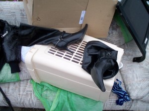Müll0312 003.jpg (108.3 KiB) 7406 mal betrachtet Gegen ein Paar Stiefel ordentlich hinzugestellt zum ansonsten einwandfreien Sperrmüllhaufen sagen in der Regel die Leute von der Sperrmüllabfuhr nichts und dann werden die auch ohne Murren "weggepresst". Aber bei dieser Adresse ist immer soviel Chaos.