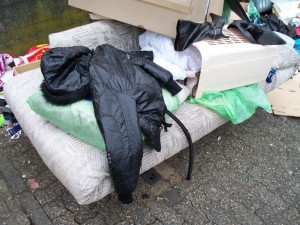 Müll0312 004.jpg (167.74 KiB) 6697 mal betrachtet Hausmüll und Sperrmüll wild durcheinander.