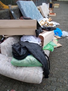 Müll0312 005.jpg (295.8 KiB) 7406 mal betrachtet Ein Haufen Arbeit wartete da auf die Müllwerker und gerade die unzulässig abgestellten Kleinteile nehmen viel kostbare Zeit in Anspruch beim Laden.