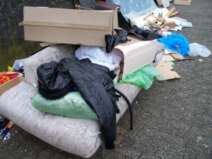 Müll0312 006.jpg (157.71 KiB) 6697 mal betrachtet Die Müllwerker waren ziemlich genervt wg. dem ganzen Kleinzeug im Sperrmüll. Ein Müllmann meinte noch kopfschüttelnd, dass der Restmüllcontainer doch näher an der Haustüre liegt als der Sperrmülhaufen.