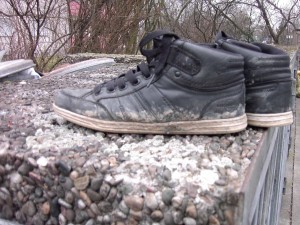 Verdreckt und ausgelatscht - ein Ende im Müll.