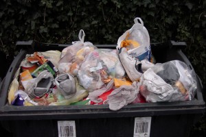 Stinkender Müll und alte kaputte Turnschuhe.