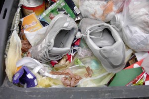 Déjà-vue-Erlebnis: Solch ein ähnliches Modell hattte ich mal, oder habe es gar noch, auf jeden Fall ein Grund, diese kaputten Turnschuhe zu retten und die mal zu tragen. Dann kriegen die Orangenen Engel diese Turnis eben mit etwas &quot;Verspätung&quot;.