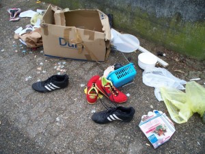 Ebenfalls von den Müllwerkern beiseite gewischt, scheinen diese Schuhe auch als grober Kehrricht ein Fall für den genervten Hausmeister zu werden.