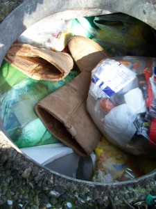 Hohe kaum getragene UGGs in der Müllbox.