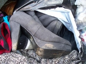 Nur etwas dreckige Stiefel. Aber deswegen in den Müll?!?