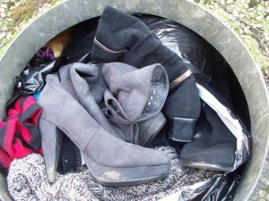 Ein Sack geilster Klamotten, Schuhe und Stiefel einfach so in eine volle Müllbox gestopft.