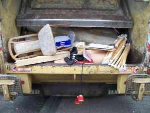 Müll0312 024.jpg (132.31 KiB) 6574 mal betrachtet Lieblos wurde das "Kleingerümpel" noch schnell hinten in die volle Müllschüttung des Pressmüllautos geschmissen.