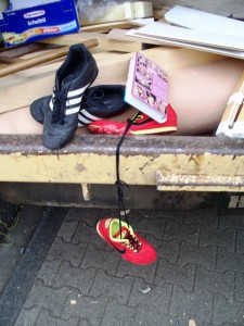 Müll0312 025.jpg (231.28 KiB) 6573 mal betrachtet Der eine Müllwerker zeigt mal wieder, dass er ein echter Orangener Engel ist und räumte noch die Videocassettenhülle des Pornofilms von der Straße, damit Schulkinder die nicht mehr zu sehen bekommen. Echt verantwortungsvoll und nett!