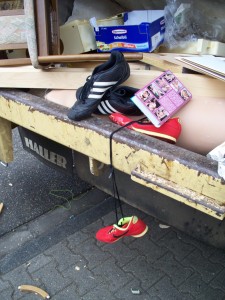 Müll0312 026.jpg (279.1 KiB) 7259 mal betrachtet Gleich würde die Presse sowohl das biedere Möbel, die verlatschten Sneakers und auch die Porno-Kassette aus der Welt geschafft haben. Auch die Sprinter würden dem ganzen Dreck folgen müssen. Da gibt es kein Entrinnen!