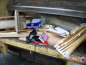 Müll0312 028.jpg (131.88 KiB) 6562 mal betrachtet Die Presse läuft an, die letzten Augenblicke für die Sportschuhe.