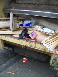 Müll0312 029.jpg (248.2 KiB) 6883 mal betrachtet Vorne passiert noch nichts, aber hinten knackt es schon deutlich!