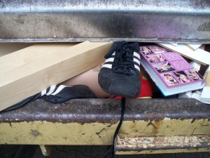 Müll0312 030.jpg (143.58 KiB) 6901 mal betrachtet Unerwartet hart und brutal zermalmt die Müllpresse Holzteile und besonders die schwarzen Sneakers!