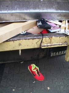 Müll0312 032.jpg (218.67 KiB) 6572 mal betrachtet Die Müllmänner lassen es mal so richtig krachen!