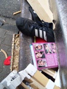 Müll0312 034.jpg (275.95 KiB) 6539 mal betrachtet Die stählerne Kante des Pressschildes zerteilt regelrecht das dicke Holz, zermalmt die Fersenkappe der adidas-Sneakers, zersplittert das spröde Plastik der Porno-Kassette und biegt die Bettenrost-Latten bis sie anfangen zu krachen!