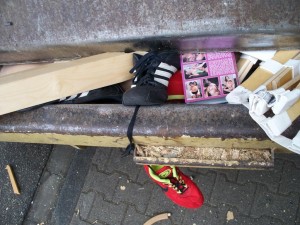 Müll0312 035.jpg (163.94 KiB) 6855 mal betrachtet Wenn jetzt der Schnürsenkel nicht bald reißt, dann ... !