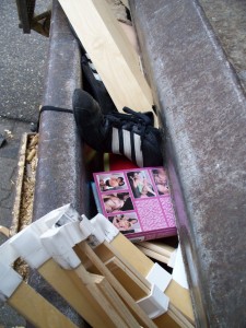 Müll0312 036.jpg (268.58 KiB) 6856 mal betrachtet Sah es anfangs noch so aus, dass der eine schwarze Sneaker noch auf die Straße aus der Müllschüttung zurück fallen könnte, so war nun klar, dass auch sein Schicksal die Sperrmüllabfuhr war.