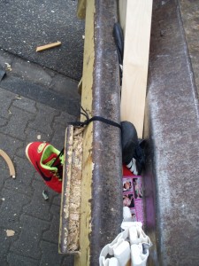 Müll0312 037.jpg (284.89 KiB) 6539 mal betrachtet Die schwarzen adidas Sneakers kann man eigentlich nicht mehr als Schuhe bezeichnen. Die sind nur noch gepresster Sperrmüll.