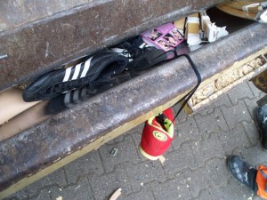 Müll0312 040.jpg (152.77 KiB) 6855 mal betrachtet Gleich würde die Presse auch den letzten noch unversehrten Schuh plattmachen und zermalmen!